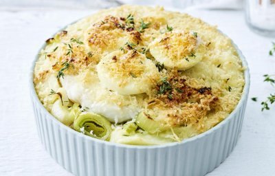 Ovenschotel met vis, preipuree, kaassaus en gekookte eieren