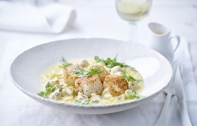 Coquilles Saint-Jacques, légumes et sauce beurre blanc