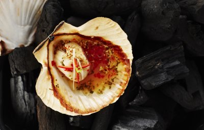 Sint-jakobsvrucht op de barbecue met chilipeper