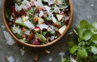 Slaatje met gedroogde ham, appel en dadel