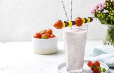 Smoothie de framboises et brochette de fruits