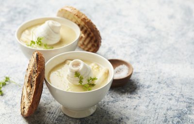 Aspergesoep met pladijs en gegrilde bagel