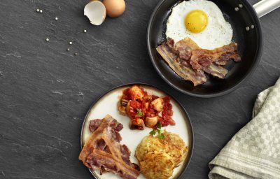 Spek met spiegelei, champignons in tomatensaus en rösti