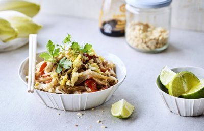 Spicy pad thai met kip en witloof