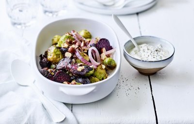 Spruitjes en rode biet uit de oven met yoghurt en tahini