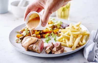 Steak friet met choronsaus en herfstsalade 