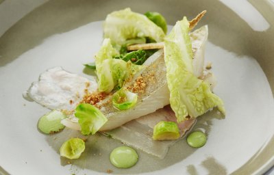 Steenbolk met jonge spruitjes, buikspek en verse pesto