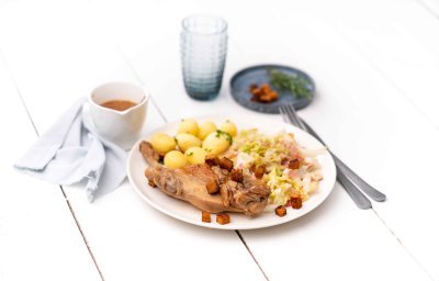 Stoofpotje van konijn, peperkoek en bier met Chinese kool