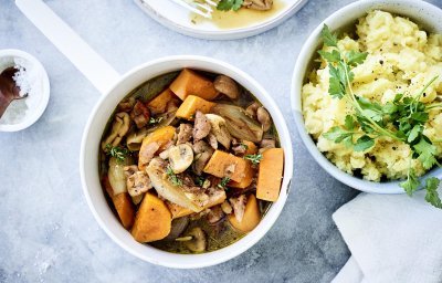 Stoofpotje van zoete aardappel en champignons met pastinaakpuree