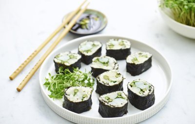 Sushi van bij ons met bloemkoolrijst en goudbrasem