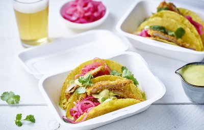 Taco met schnitzel, pittige mayonaise en rode ui