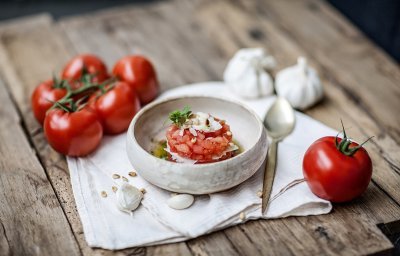 Tartaar van tomaat, basilicum en pijnboompitten