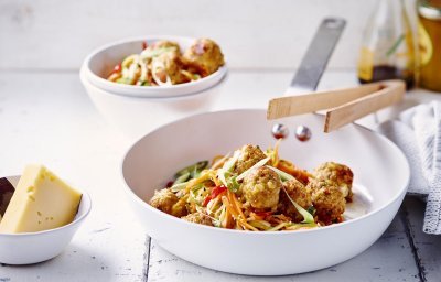 Boulettes thaï de poulet au fromage Nazareth et nouilles épicées de légumes