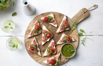 Toast met carpaccio, geitenkaas en gepofte kerstomaatjes