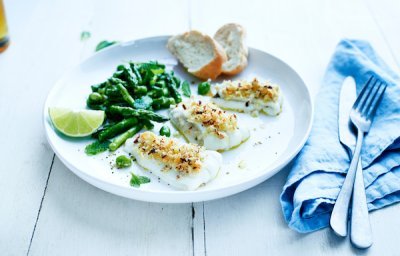 Tongschar met notenkorstje, groene asperges en tuinbonen