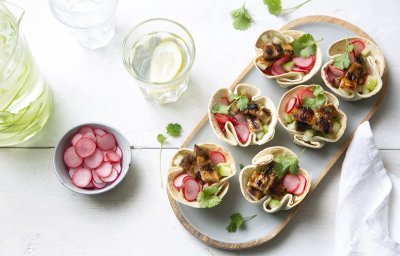 Tortillacups met gelakt buikspek, ingemaakte komkommer en radijsjes