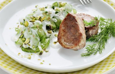 Varkensmignonnette en komkommersalade met yoghurt