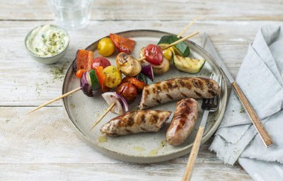 Varkensworsten op de BBQ met groentespies 