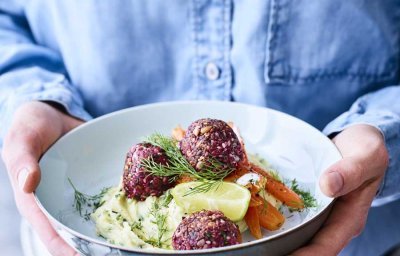 Vegetarische balletjes van rode biet met gekarameliseerde worteltjes  