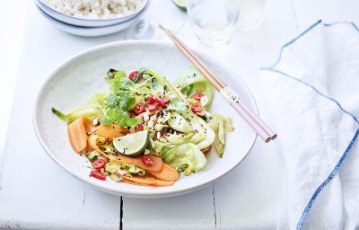 Vegetarische groentewok met spitskool, paksoi, venkel en wortel