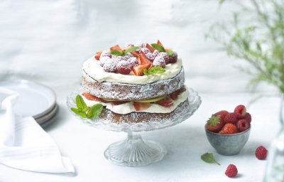 Verjaardagstaart van biscuit met aardbeien, framboos en appel 