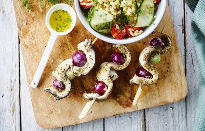 Visbrochette van forel, paprika en rode ui met een frisse venkelsla