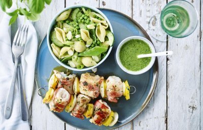 Visbrochette van wijting en roodbaars met een groene pastasalade