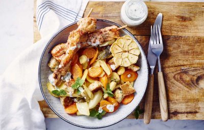 Warme groentesalade met croutons, yoghurtdressing en kipsatés 