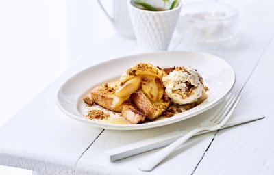 Wentelteefjes met peertjes en karamel-speculaasijs