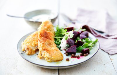 Cordon bleu van wijting met rode bietensla en mierikswortelsaus