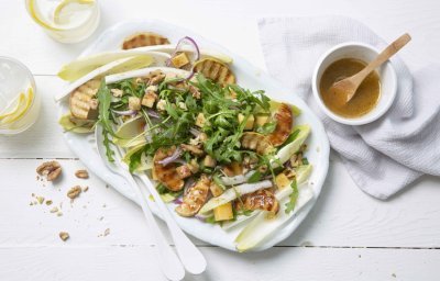 Witloofsalade met gegrilde appeltjes en oude kaas