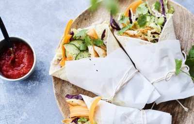 Wrap met kip, groenten en kruidige tomatendip