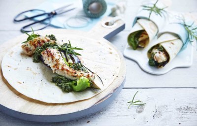 Er liggen twee wraps al klaargemaakt op tafel, de andere ligt nog open maar wel gevuld met een stukje konijnfilet, pesto en gegrilde aubergine en paprika. Rollen maar. 