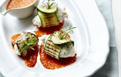 Rouleaux de bar avec courgette et aubergine grillées, coulis de poivrons