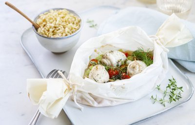 Zeetongrolletjes in papillot met zomerse groenten 