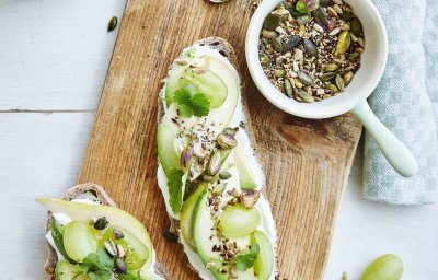 Pain au levain, poire, avocat, fromage à la crème et crumble de graines