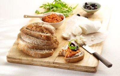 Pain au levain au fromage de chèvre doux et tapenade de tomates