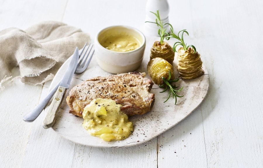 Spieringkotelet met picklessaus en aardappeltorentjes