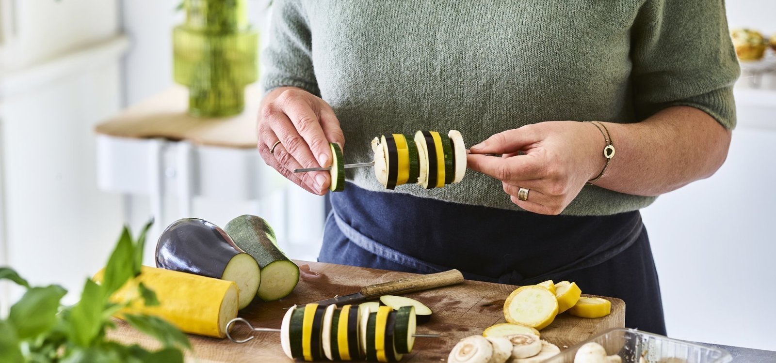 Groentespiesjes met aardappelsalade maken. Groentespiesjes met aardappelsalade