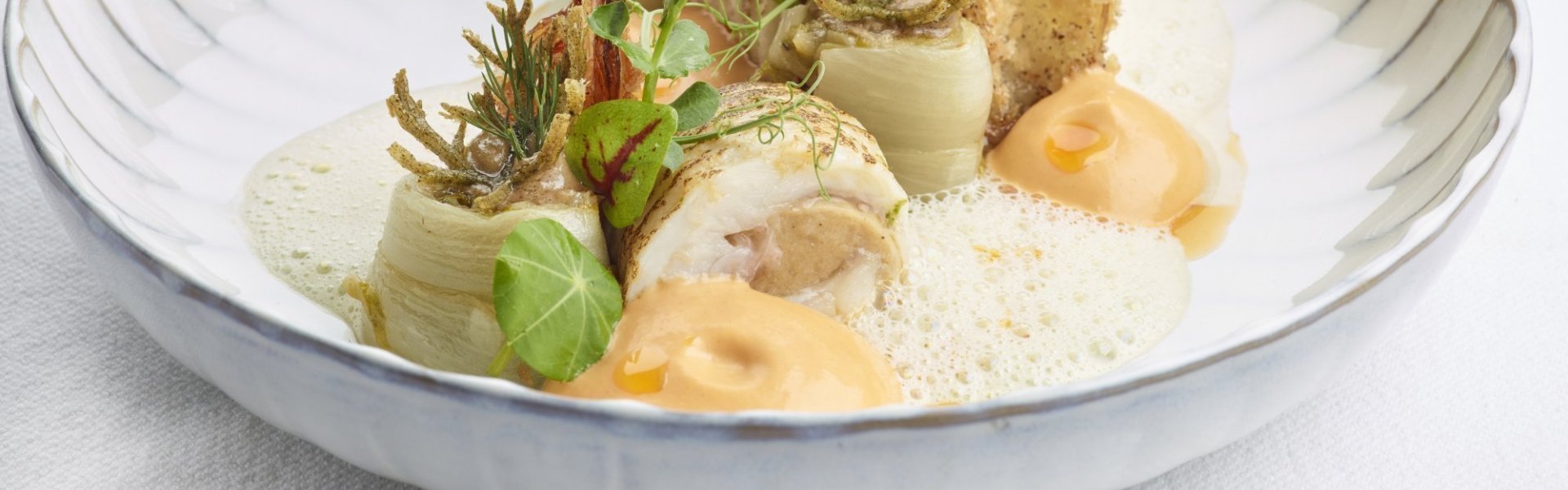 Rollade van rog ‘no waste’, sushi van witloof, Belgische Xo saus op basis van Noordzeegarnaal Rollade van rog ‘no waste’, sushi van witloof, Belgische Xo saus op basis van Noordzeegarnaal