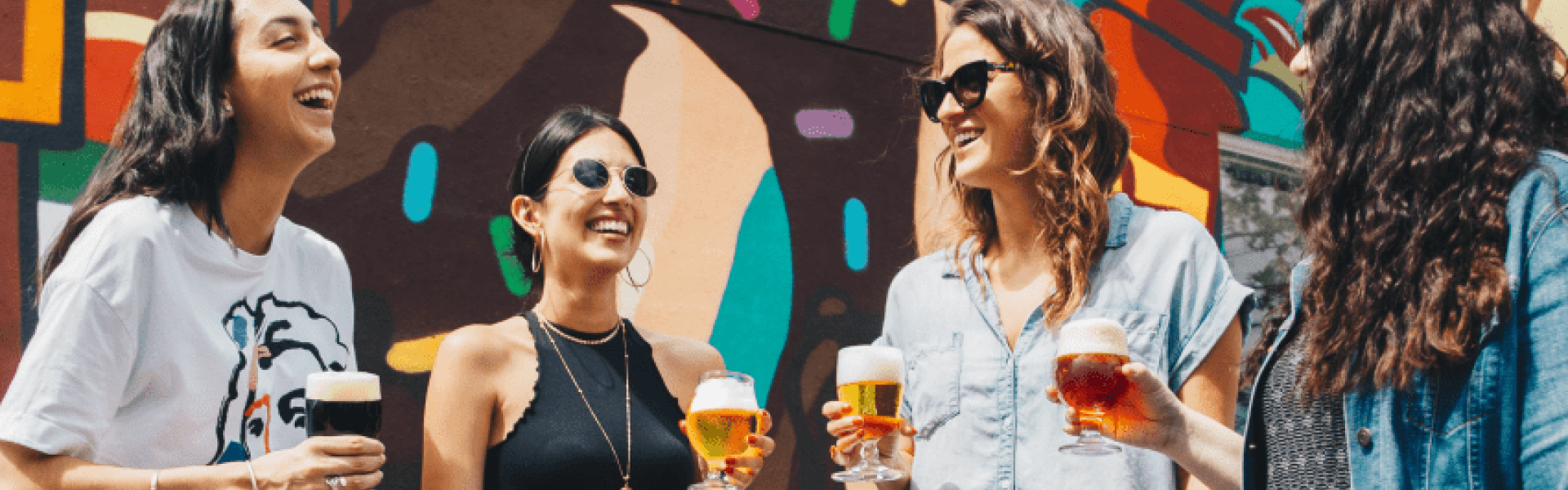 Be Tripel. BE BEER. 3 mensen genieten samen van een glas Belgisch bier.