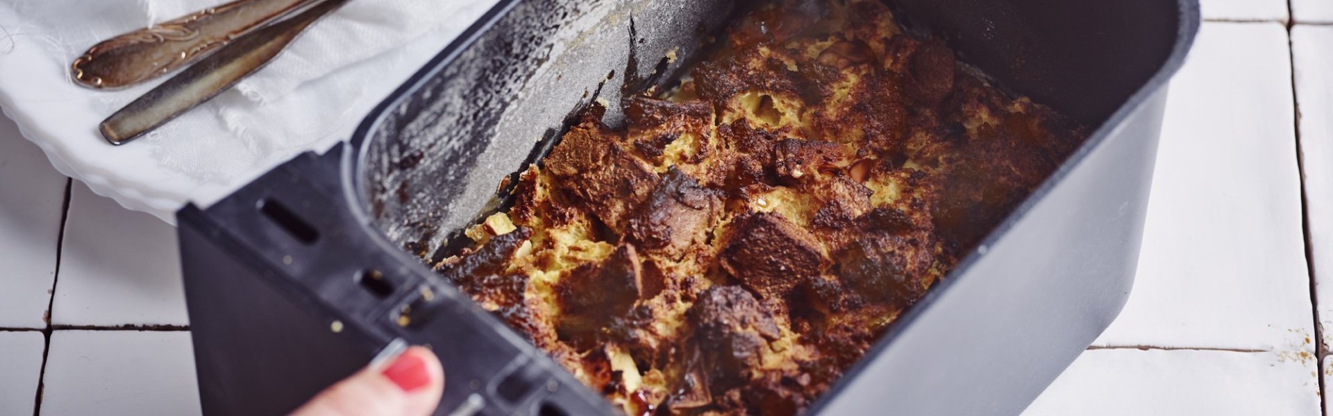 Broodpudding van appel, peer en speculaas uit de airfryer Een broodpudding uit de airfryer... Oh yes. Wij maakte eentje met extra veel smaak door appel, peer en speculaas toe te voegen.