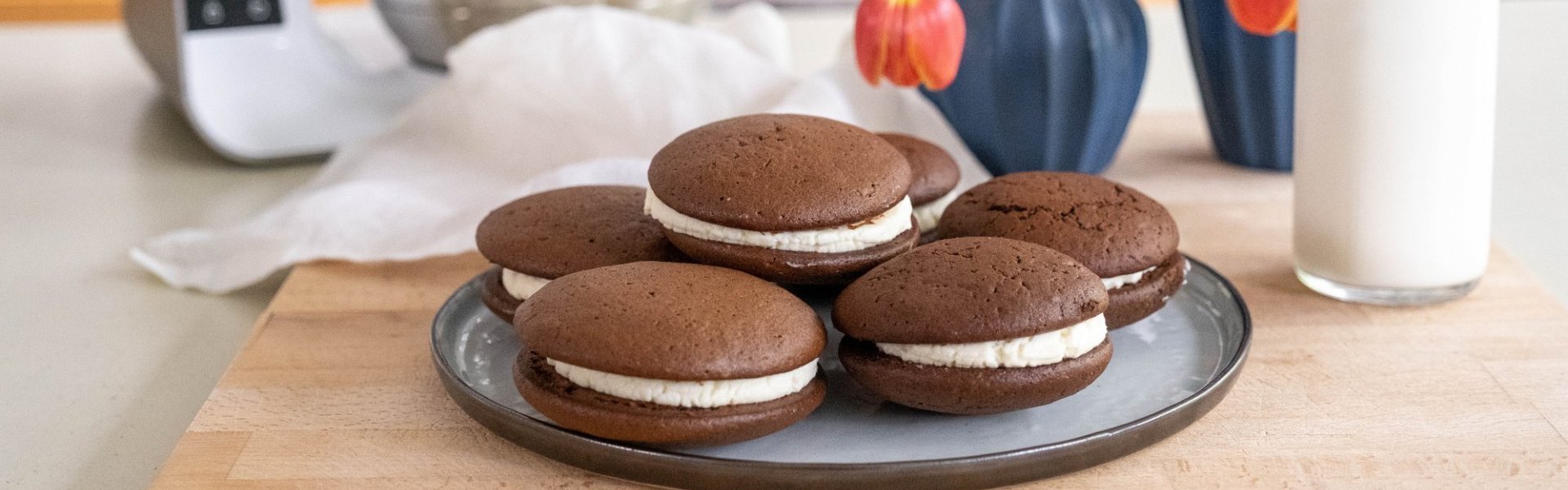 Chocolade koeken met witte vulling gemaakt door Njam!-chef Julie Van den Driesschen