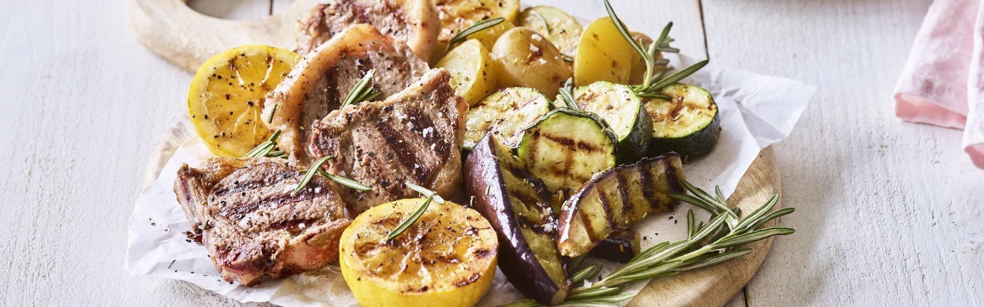 Het gerechtje is gepresenteerd op een plankje, share food op zijn best. Rondom het gerecht staan bordjes klaar met bestek. Een maaltijd die je naar Griekse sferen brengt boordevol Belgische kwaliteitsproducten. Yummy. 
