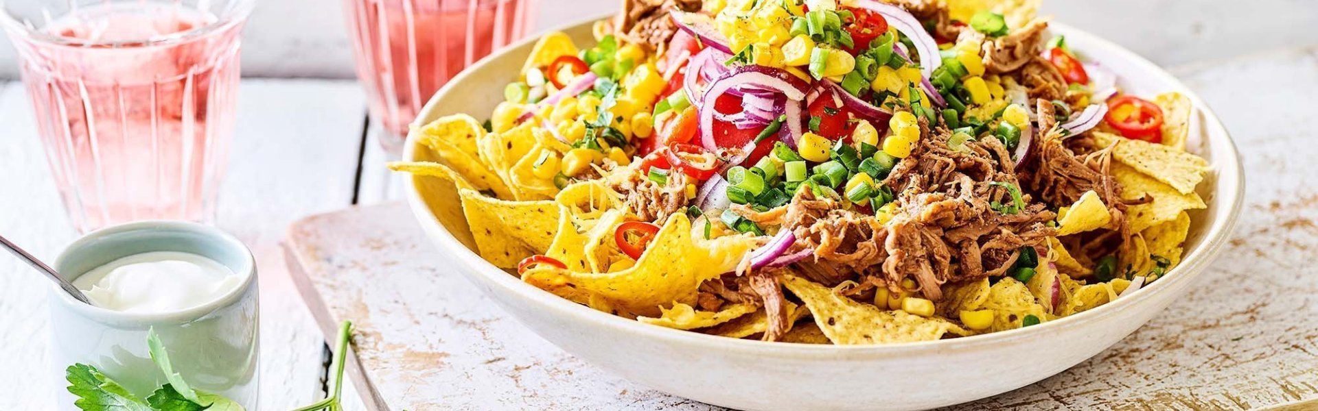 Nacho's uit de oven met pulled beef, chili, maïs en kaas. Een ideale snack om met familie of vrienden. 