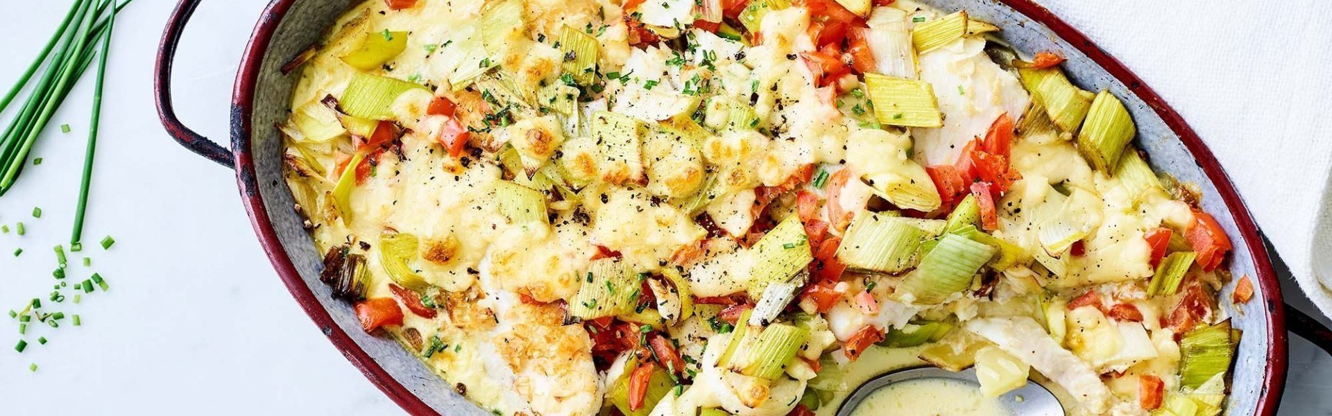 Ovenschotel met aardappel, prei en pladijs Een ovenschotel waar jij niet alleen warm van krijgt maar ook je hart. Heerlijke smaken van prei, aardappelen en vis in combinatie met een beslag van ei, room en kaas. Echt een topper die smaakt bij iedereen.