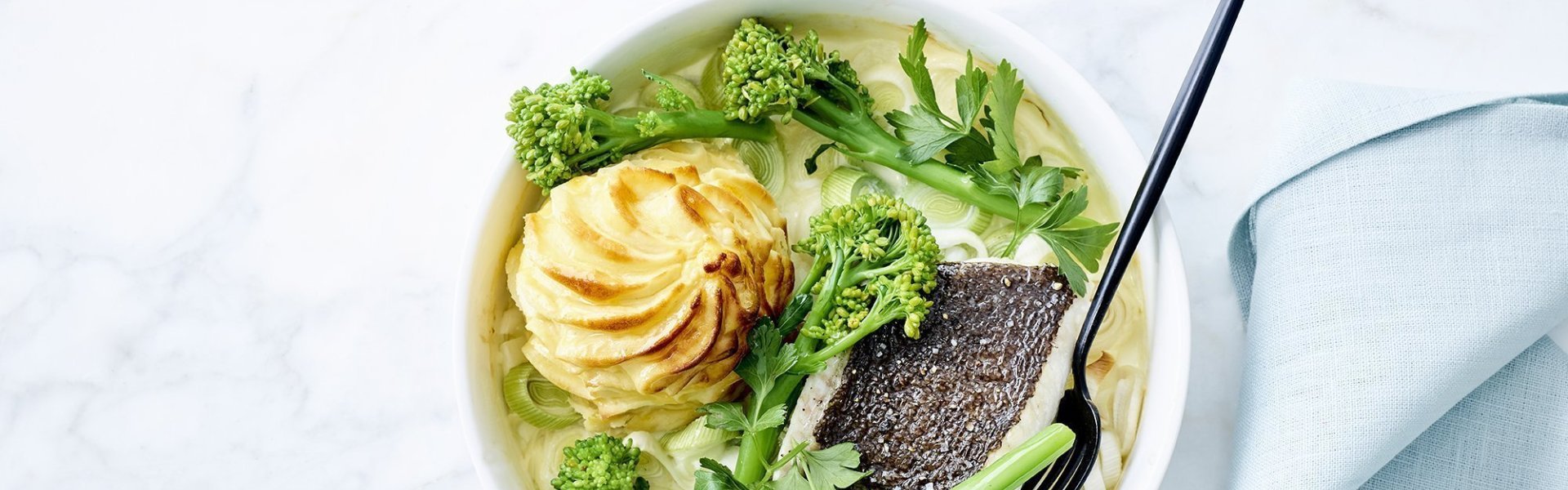 Ovenschotel met pommes duchesses, broccolini en gebakken griet Rond ovenschoteltje met gebakken prei, broccolini, witte wijnsaus met room, pommes duchesses en gebakken griet.