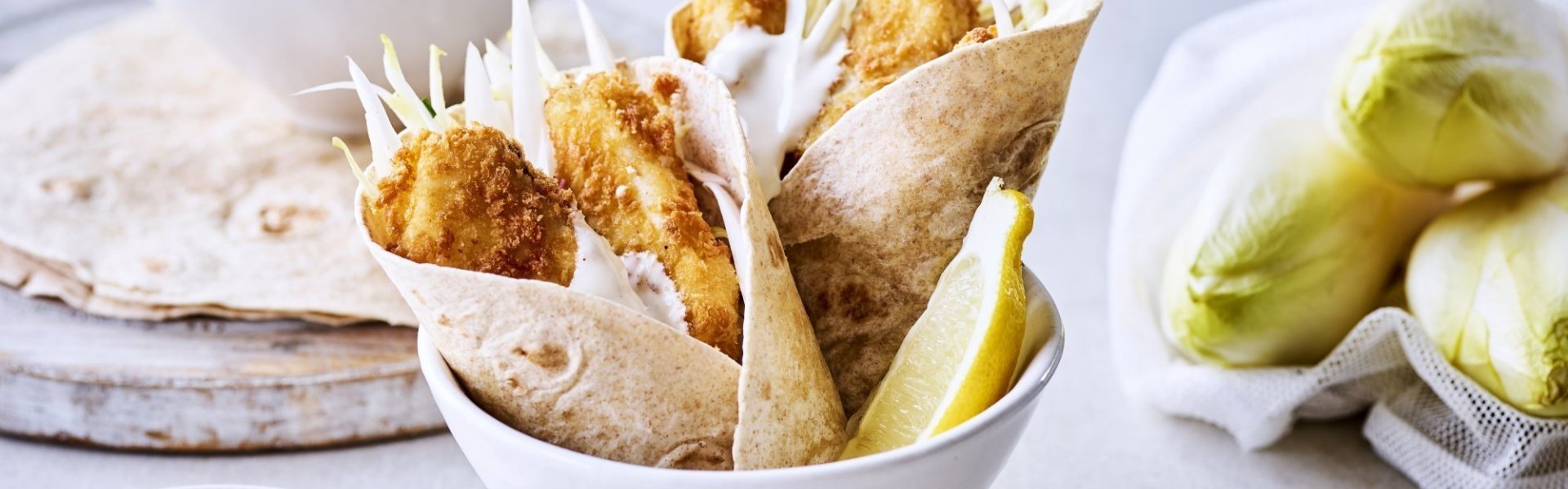 Taco met gepaneerde visreepjes en frisse witloofsalade Taco met gepaneerde visreepjes en frisse witloofsalade
