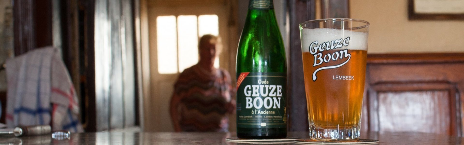 Oude Geuze Boon geserveerd in het authentieke glas met het groene flesje er naast. Op de authentieke toog van een 'bruine kroeg' zoals we zeggen.