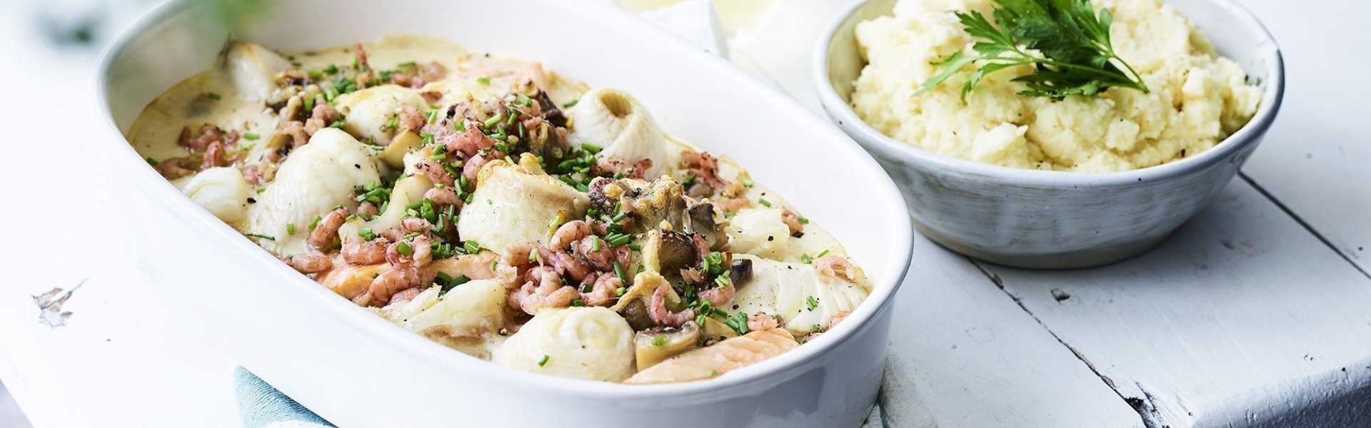 Vispannetje boordevol Noordzeevissen. Opgediend in een grote ovenschaal, die net op de tafel is gezet. Dit in combinatie met puree is de topper bij uitstek.